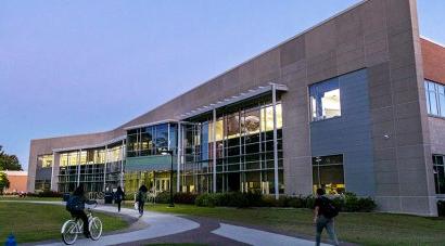 Students entering Engineering Systems Building